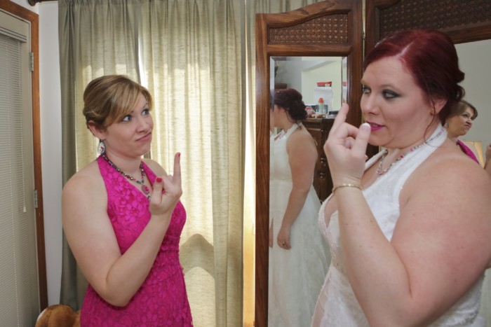 hilarious professional wedding photos best friends flipping each other off