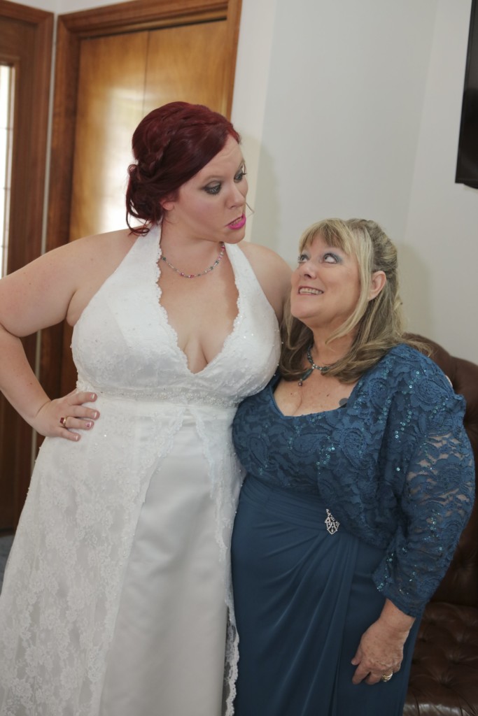 hilarious professional wedding photos mom and daughter