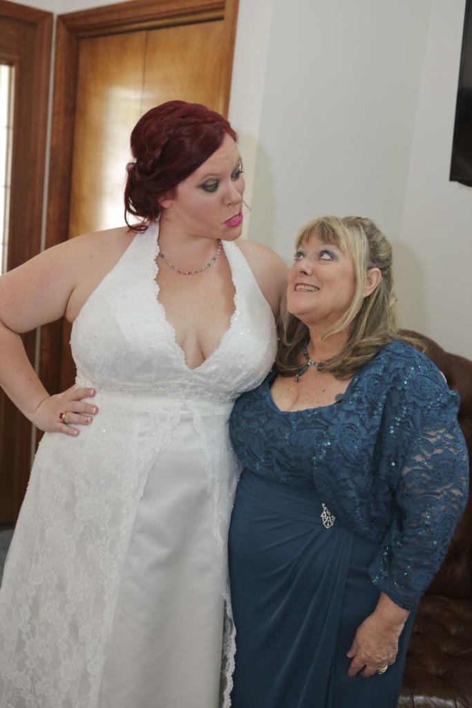 hilarious professional wedding photos  mom and daughter