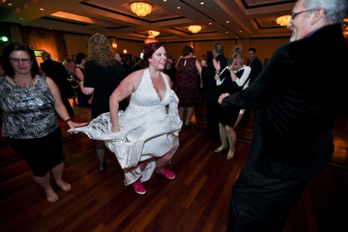 hilarious professional wedding photos: Candid dancing photos