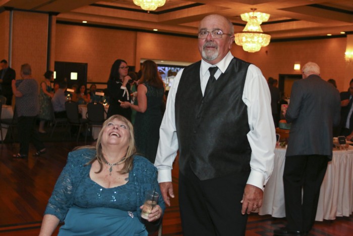 hilarious professional wedding photos parents caught off guard